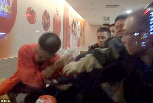 Nhờ thái độ tỉnh như ruồi, cô gái trẻ thoát khỏi mũi dao nhọn của tên cướp trong tích tắc